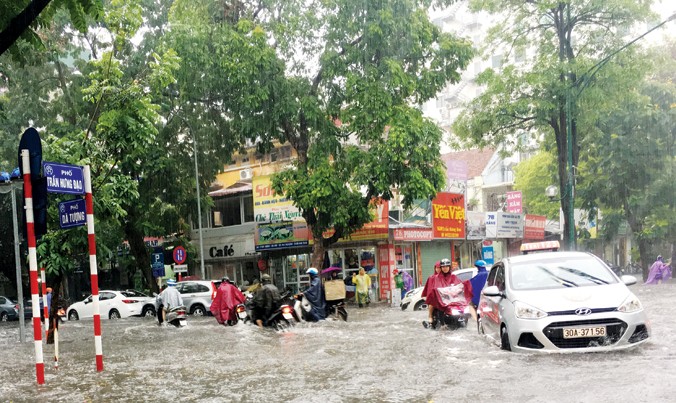 Khu vực Hoàn Kiếm rất ít xảy ra ngập, nhưng những trận mưa đầu mùa vừa qua nhiều tuyến phố tại đây đã chìm trong nước. Ảnh: Trọng Đảng.