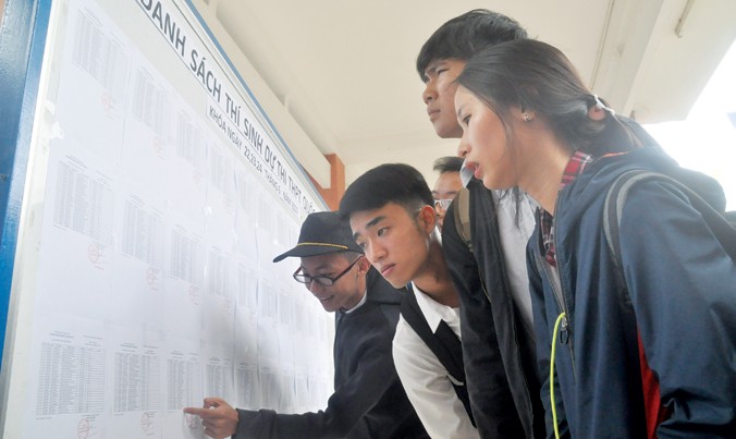 Thí sinh xem số báo danh trước khi vào phòng thi kỳ thi THPT Quốc gia tại TPHCM. Ảnh: Nguyễn Dũng.