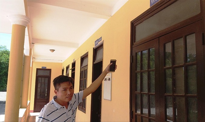 Tất cả các phòng làm việc mặt trước tầng trệt thuộc trụ sở xã Dương Hòa đều đóng chặt cửa vào sáng 12/7.