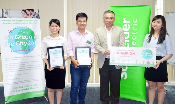 Ông Yoon Young Kim (thứ 2 từ phải sang), Chủ tịch Schneider Electric Việt Nam trao giải Vô địch cho DTU.