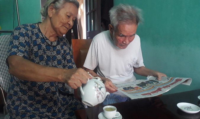 Vợ chồng thương binh Nguyễn Văn Đức hạnh phúc với tuổi già trong “ngôi nhà thứ hai” của mình. Ảnh: Nguyễn Trường.