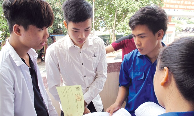 Thí sinh đăng ký xét tuyển ĐH-CĐ năm 2016 tại Hà Nội. Ảnh: Nghiêm Huê.