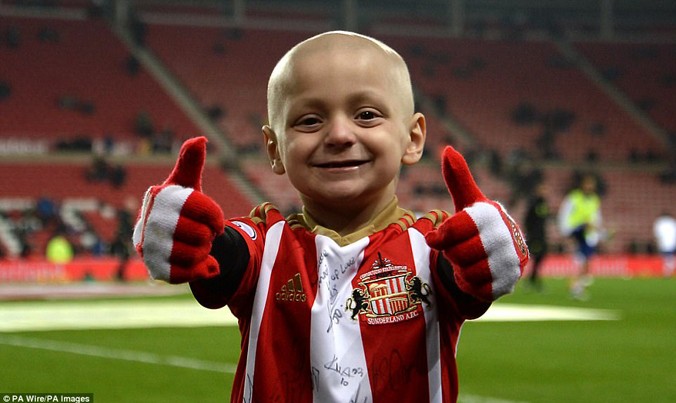 Cậu bé Bradley Lowery ngoan cường chiến đấu với ung thư, không phai nhạt tình yêu với bóng đá. Ảnh: Daily Mail.