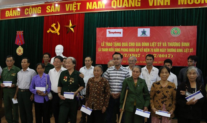Đại diện nhà tài trợ Tân Hiệp Phát và đại diện báo Tiền Phong trao quà cho gia đình liệt sỹ, thương binh là TNXP tại Nghệ An, Hà Tĩnh.