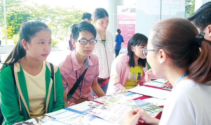 Nhiều thí sinh đến nghe tư vấn ngành nghề và thay đổi nguyện vọng đăng ký xét tuyển tại trường Đại học Tôn Đức Thắng ngày 15/7. Ảnh: Nguyễn Dũng.