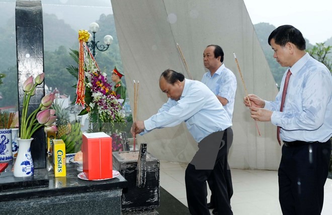 Thủ tướng Nguyễn Xuân Phúc dâng hương tưởng niệm Liệt sỹ tại Khu di tích lịch sử lưu niệm Trung đoàn 52 Tây Tiến. (Ảnh: Doãn Tấn/TTXVN)
