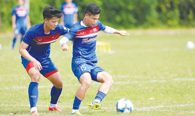 Mặt cỏ không tốt ở sân Thống Nhất khiến thầy trò HLV Hữu Thắng gặp không ít trắc trở khi di chuyển vào Nam tham dự vòng loại U23 châu Á. Ảnh: VSI.