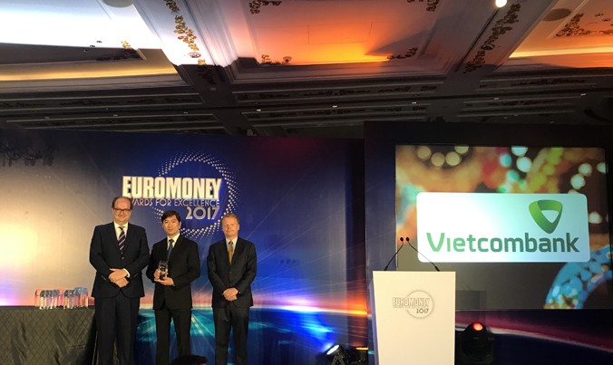Đại diện Vietcombank nhận giải “Ngân hàng tốt nhất Việt Nam năm 2017” do Tạp chí Euromoney trao tặng tại Island Shangri La - Hong Kong.
