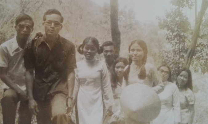 Hiệu trưởng (thứ 2 trái sang) và giáo viên thăm chùa Khánh Sơn, huyện Tuy An, tỉnh Phú Yên ngày 25/7/1975.