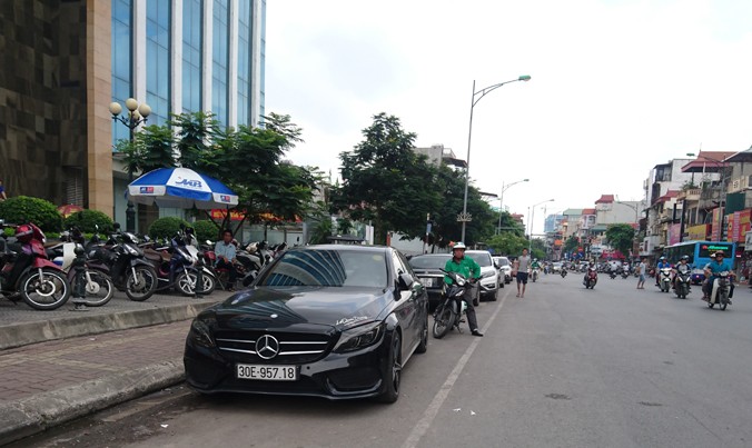 Bãi đỗ xe lấn chiếm vỉa hè trước cửa chợ Mơ trên đường Bạch Mai- Hà Nội.