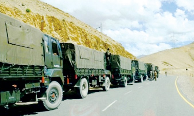 Đoàn xe quân sự Trung Quốc trên đường tới Tây Tạng. Ảnh: SCMP.