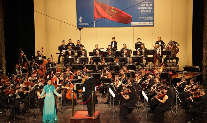 Đào Tố Loan biểu diễn cùng Dàn nhạc Giao hưởng Việt Nam và nhạc trưởng Honna Tesuji. Ảnh: Thanh Sơn.