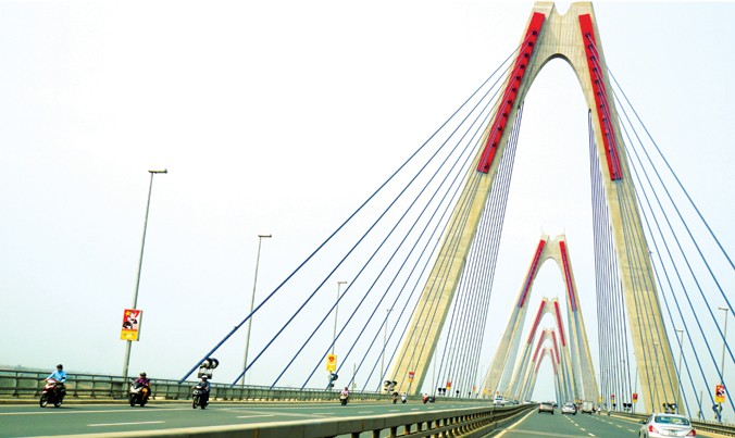Hạ tầng giao thông được nâng cấp thời gian qua tạo điều kiện để nâng cao tốc độ lưu thông (ảnh chụp Cầu Nhật Tân - Hà Nội). Ảnh: Sỹ Lực.