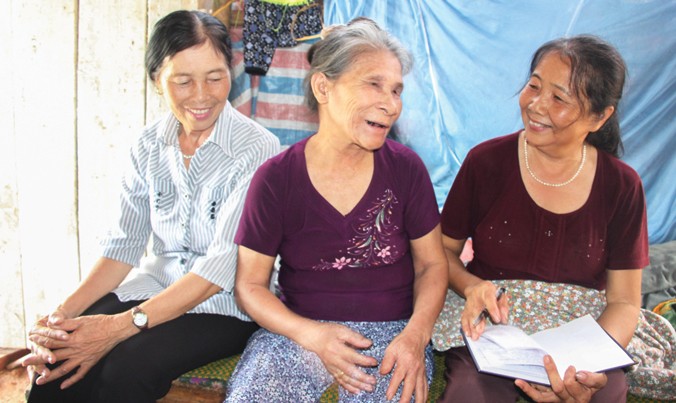 Niềm vui tuổi già của bà Nguyễn Thị Đào (ngoài cùng bên phải) là đẩy mạnh các hoạt động “Vì nghĩa tình đồng đội”, hỗ trợ, giúp những cựu TNXP có hoàn cảnh khó khăn.
