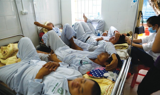 Bệnh nhân sốt xuất huyết đang điều trị tại Bệnh viện Bạch Mai, Hà Nội. Ảnh: Như Ý.