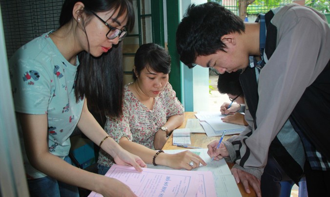 Thí sinh đang điều chỉnh nguyện vọng xét tuyển ĐH- CĐ tại trường THPT Gò Vấp TPHCM.