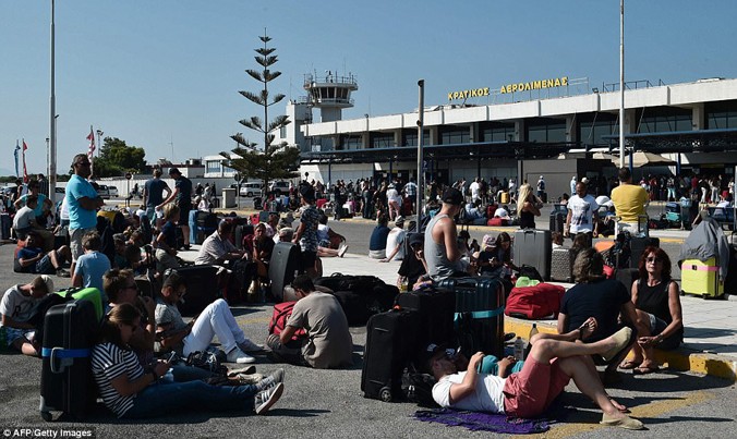 Du khách vạ vật ở sân bay đảo Kos chờ về nước. Ảnh: Mail Online.