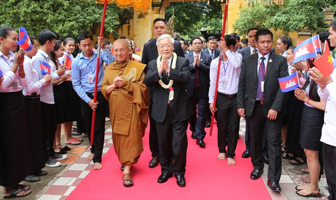 Sáng 21/7 tại Chùa Svay Pope ở Phnom Penh, Tổng Bí thư Nguyễn Phú Trọng thăm Đại Tăng thống Bukri. Ảnh: TTXVN.