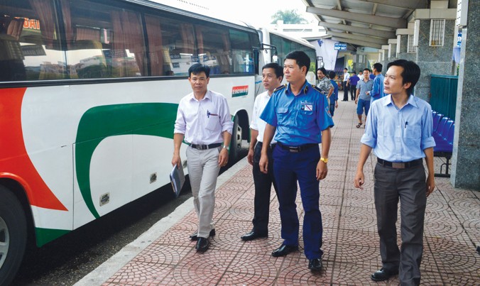 Đoàn kiểm tra, giám sát tỉnh Thái Bình đang kiểm tra, giám sát việc thực hiện luật và xây dựng môi trường không khói thuốc tại bến xe khách.