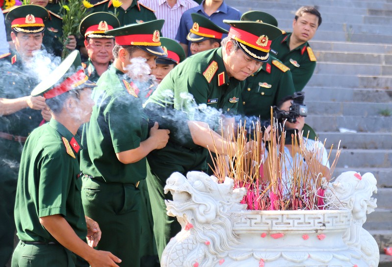 Bộ trưởng Bộ Quốc phòng Ngô Xuân Lịch dâng hương tại Thành cổ Quảng Trị