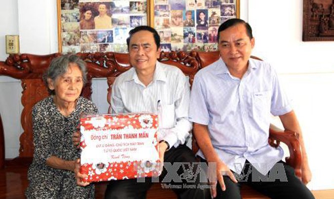 Chủ tịch Ủy ban Trung ương Mặt trận Tổ quốc Việt Nam Trần Thanh Mẫn thăm, tặng quà gia đình Trung tướng Nguyễn Đệ, nguyên Tư lệnh Quân khu 9.