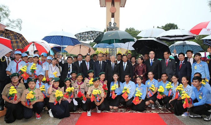 Tổng Bí thư Nguyễn Phú Trọng và Chủ tịch Thượng viện Campuchia Say Chhum với các đại biểu và học sinh tại Đài Hữu nghị Việt Nam-Campuchia. Ảnh: TTXVN.