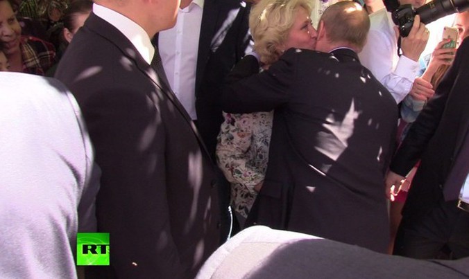 Người phụ nữ bí ẩn hôn tổng thống Putin. 