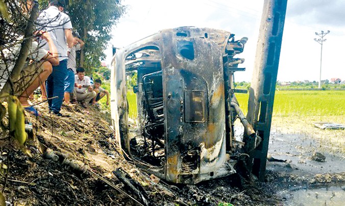 Ô tô của hai người đàn ông bị đốt cháy rụi ở xã Lạc Hồng (huyện Thanh Hà, Hải Dương) do bị nghi ngờ bắt cóc trẻ em.