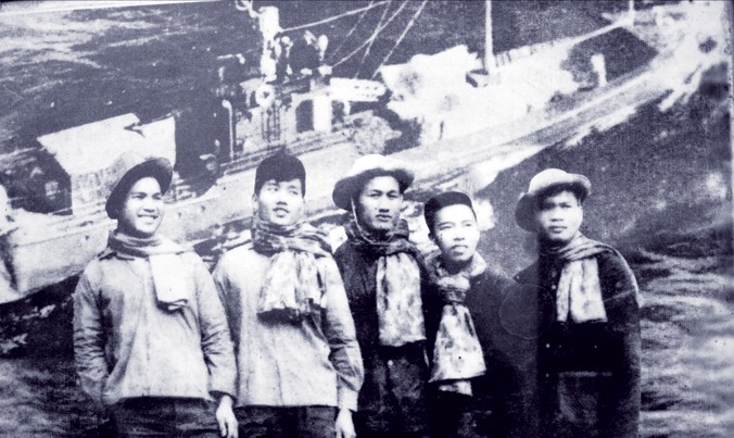 (Từ trái sang) Các thủy thủ tàu C235 Nguyễn Hồng Phong, Lê Duy Mai, Vũ Long An, Lâm Quang Tuyến, Hà Minh Thật còn sống trở về. Ảnh: Kiến Nghĩa chụp lại.