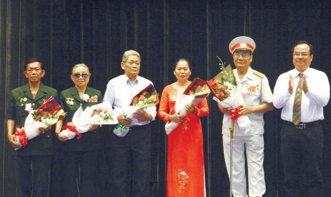 Ông Nguyễn Phan Tâm (thứ nhất), bác sĩ Đỗ Thị Thanh Thu (thứ 2) từ trái sang. Ảnh: H.T.