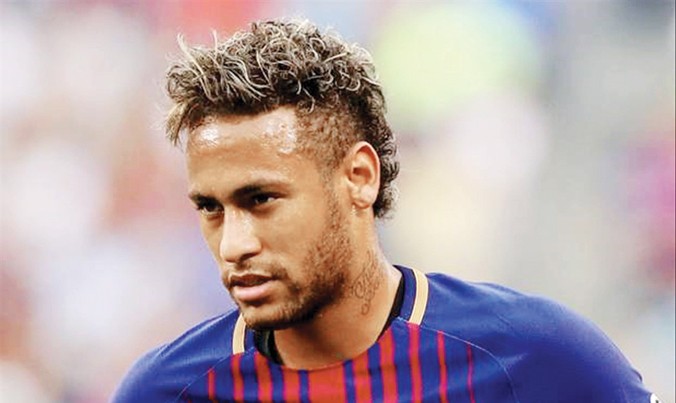 Neymar vẫn chưa lên tiếng dứt khoát về tương lai của mình, dù PSG sẵn sàng chi 222 triệu euro để giải phóng hợp đồng cho anh, cùng mức lương, thưởng hậu hĩnh cho cả 2 cha con. Ảnh: GETTY IMAGES.