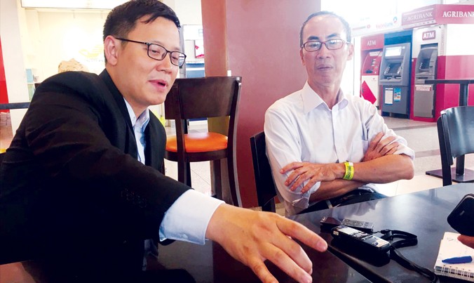 Thầy Lê Bá Khánh Trình và PGS.TS Lê Anh Vinh trò chuyện cùng PV Tiền Phong tại sân bay Nội Bài. Ảnh: Nghiêm Huê.