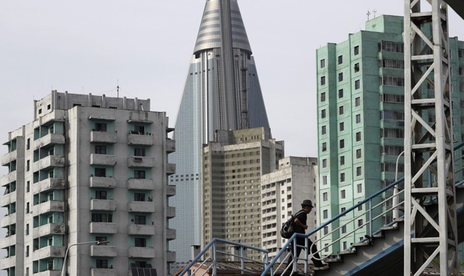 Thủ đô Bình Nhưỡng có nhiều tòa nhà chọc trời, cửa hàng bán đồ hiệu. Ảnh: Washington Post.