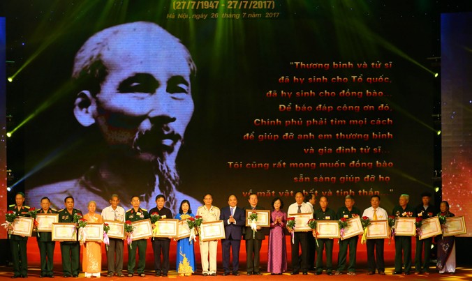 Thủ tướng Nguyễn Xuân Phúc trao bằng khen cho những người có công tiêu biểu toàn quốc năm 2017. Ảnh: Phạm Thanh.
