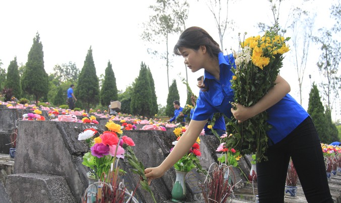 Đoàn viên, thanh niên Vị Xuyên dâng hương, hoa lên mộ liệt sĩ tại nghĩa trang Vị Xuyên. Ảnh: Trường Phong.