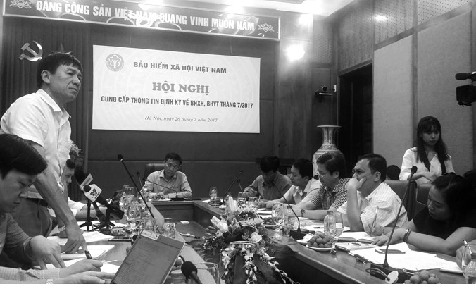 Ông Phạm Lương Sơn chủ trì hội nghị cung cấp thông tin định kỳ về BHXH, BHYT tháng 7/2017.