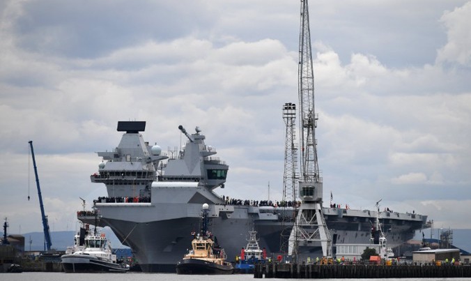 Tàu sân bay HMS Queen Elizabeth rời xưởng tàu Rosyth ở Scotland để chạy thử trên Biển Bắc ngày 26/6. Ảnh: CNN.