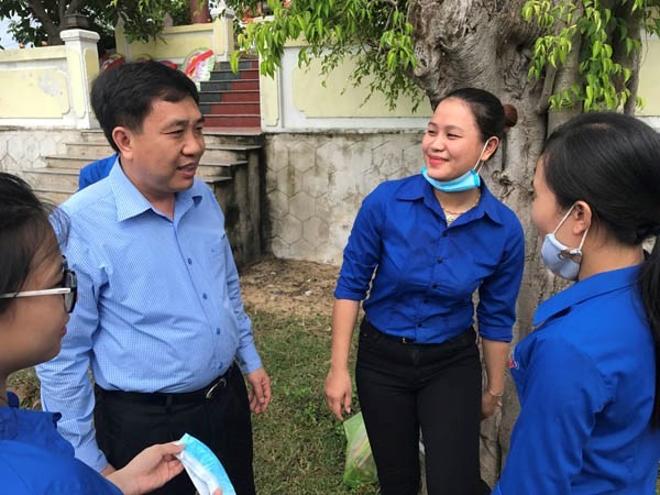 Anh Nguyễn Mạnh Dũng thăm hỏi động viên đội thanh niên tình nguyện. Ảnh Hoàng Nam