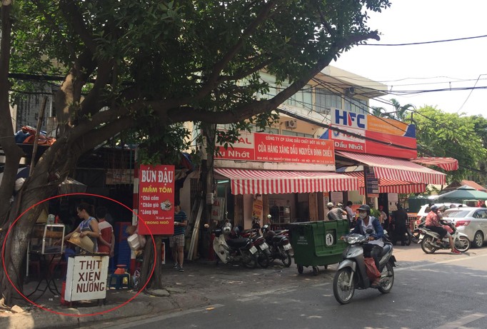Người dân quạt chả xiên nướng gần cửa hàng xăng dầu số 4 Nguyễn Đình Chiểu. Ảnh: Nguyễn Hoàn.