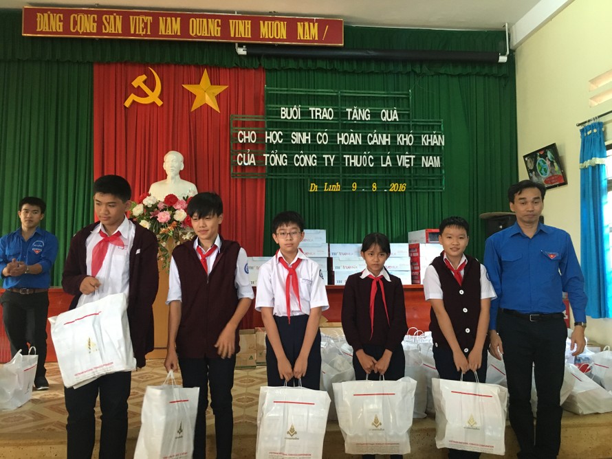 Đoàn viên thanh niên Tổng Công ty tặng quà cho trẻ em nghèo vượt khó học giỏi tại Di Linh - Lâm Đồng.