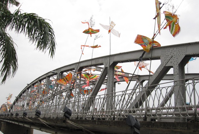Lễ hội diều trên cầu Tràng Tiền.