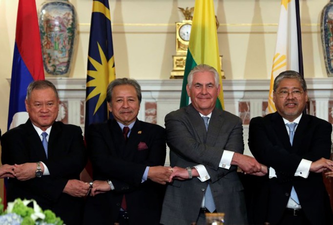 Ngoại trưởng Mỹ Rex Tillerson (giữa) cùng các bộ trưởng ngoại giao ASEAN tại Washington ngày 4/5. Ảnh: Getty Images.