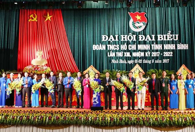 Lãnh đạo T.Ư Đoàn tặng hoa cho 35 đồng chí được bầu vào BCH Tỉnh Đoàn Ninh Bình khóa XIII.