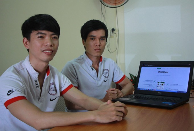 Tác giả phần mềm Bookcarer, Thế Quỳnh và Lê Ngân (bên phải). Ảnh: Ngô Tùng.
