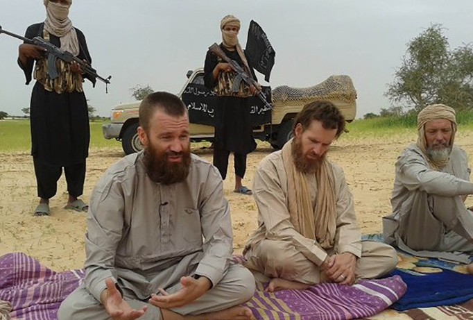 Anh Stephen McGrown (giữa) được nhìn thấy cùng hai con tin khác năm 2012 trong đoạn clip phát trên kênh Al Jazeera.