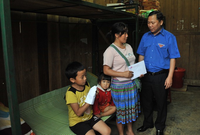 Bí thư T.Ư Đoàn, Chủ tịch T.Ư Hội LHTN Việt Nam Nguyễn Phi Long thăm và tặng quà các gia đình bị thiệt hại lũ quét tại Mù Cang Chải.