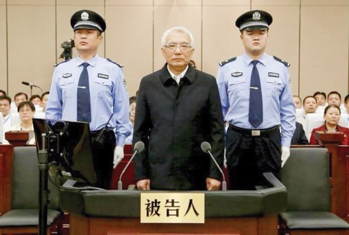 Cựu bí thư tỉnh ủy tỉnh Liêu Ninh Vương Mân (giữa) bị tuyên phạt chung thân.