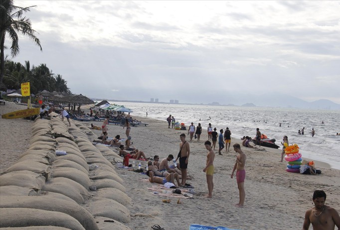 Bờ biển Cửa Đại được cát bồi gần 20m kéo du khách tìm về. Ảnh: Thanh Trần.