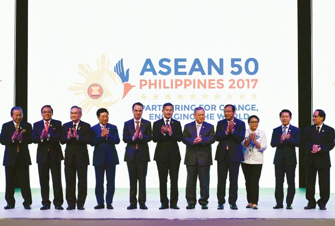 Phó Thủ tướng, Bộ trưởng Ngoại giao Phạm Bình Minh (thứ tư, trái sang) chụp ảnh cùng các ngoại trưởng tại lễ khai mạc Hội nghị Bộ trưởng Ngoại giao ASEAN lần thứ 50 ở Philippines ngày 5/8. Ảnh: TTXVN.