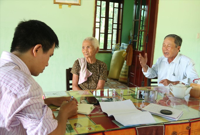 Mẹ VNAH Nguyễn Thị Bốn và con trai Đoàn Diền bức xúc kể lại sự việc.